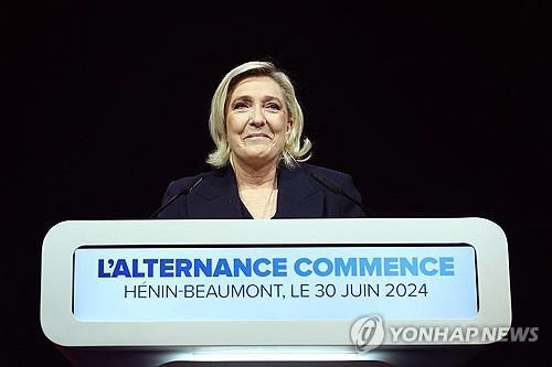 마린 르펜 RN 의원이 30일(현지시간) 총선 1차 투표의 출구조사 결과 압승할 것으로 예상된 뒤 기자회견을 열고 있다.  로이터 연합뉴스